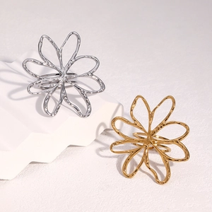 Bague Ouverte Fleur Creuse Pour Femmes Personnalisée En Acier Inoxydable Plqué Or 18K Bijou Floral Élégant Minimaliste