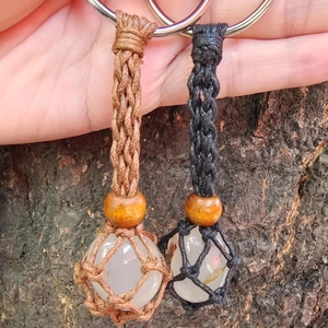 Détail macro de porte-clés en corde tissée à la main avec pierres naturelles et perles