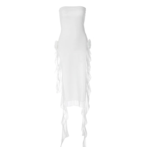 Robe bustier blanche moulante élégante avec volants en dentelle et fente latérale