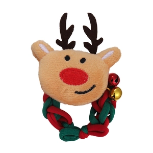 Détail de l'élastique en peluche élan avec corde tressée rouge et verte et clochettes