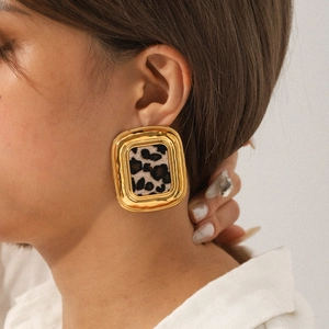 Détail de boucles d'oreilles en acier inoxydable 18K avec incrustation léopard