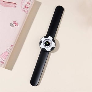 Détail d'une montre slap foot pour enfants avec bracelet silicone et cadran analogique