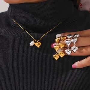 Ensemble bijoux avec pendentif cœur en perles d'eau douce et texture dorée et argentée