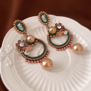 Boucles d'oreilles vintage avec perles et perles vert émeraude au design floral