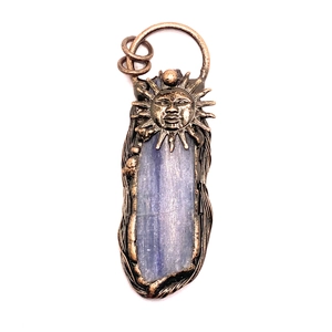 Vintage bronzen zonnehanger met natuurlijke blauwe kyaniet ruwe steen en draadwikkeling