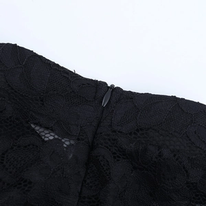 Gros plan de la dentelle noire avec une fermeture éclair invisible sur la robe courte
