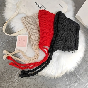 Bonnet d'hiver en grosse maille avec cache-oreilles et longs glands tressés en trois couleurs