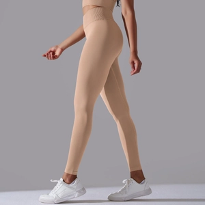 Detailansicht hautfarbener High-Waist Seamless Leggings mit feiner Rippenstruktur