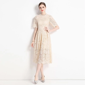 Elegantes cremeweißes Midi-Spitzenkleid mit aufwendiger Stickerei und ausgestelltem Saum