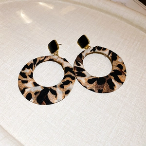 Pendientes de aro de cuero con estampado de leopardo y detalle de botón cuadrado