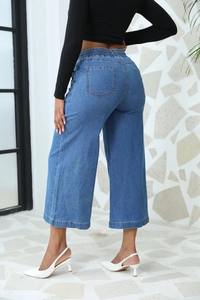 Vue arrière du pantalon large en jean bleu avec taille élastique et poches