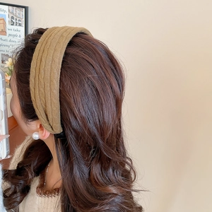 Détail d'un serre-tête en tricot jaune gingembre porté pour un style décontracté