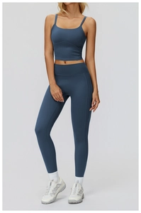 Dettaglio del set da yoga blu scuro con leggings a vita alta e reggiseno sportivo