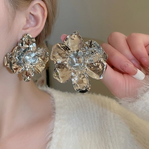 Boucles d'oreilles fleurs géantes en métal argenté avec effet martelé et style vintage