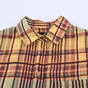 Chemise classique en lin à carreaux pour femmes avec col évasé et boutonnage avant