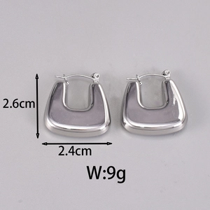 Détail de boucles d'oreilles argentées indiquant 2,6cm de haut, 2,4cm de large et 9g