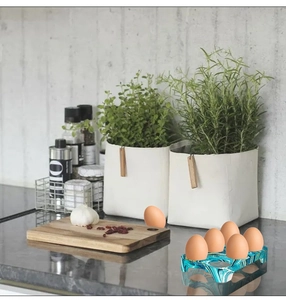 Detalle del soporte para huevos de 6 orificios con textura de mármol azul para la cocina