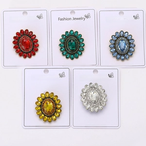 Set di cinque spille vintage a girasole con strass in vari colori su cartellini
