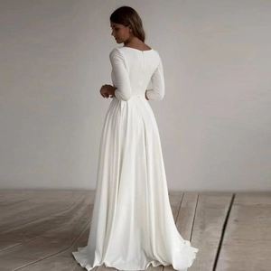 Robe de mariée élégante en satin blanc avec col rond, manches longues et longue traîne en A