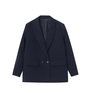 Détail du blazer bleu marine avec revers à encoche et fermeture à double boutonnage