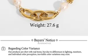 Détail d'un bracelet en acier doré 18K avec perle baroque, poids total 27,6g