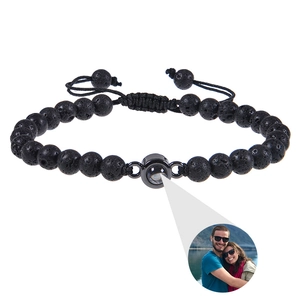 Nahaufnahme des Lavastein-Armbands mit einer individuellen Fotoprojektions-Perle