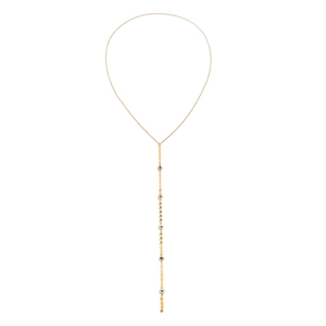 Dettaglio della collana a Y dorata con ciondoli a occhio di Allah e paillettes metalliche