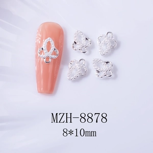 Vue détaillée du bijou d'ongle coeur évidé argenté 8x10mm avec perles et métal brillant