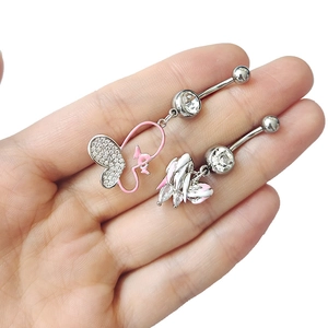 Vue détaillée du piercing de nombril papillon et fleur en émail rose avec zircons