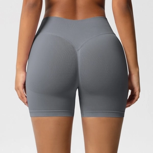 Détail du short de yoga gris sans couture à taille haute avec contour en V et effet sculptant