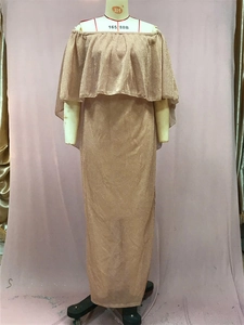 Detail van een roségouden off-shoulder avondjurk met ruches en glitter lovertjes