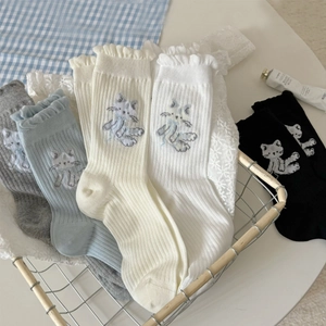 Chaussettes à dentelle avec broderie chat en cinq couleurs dans un panier
