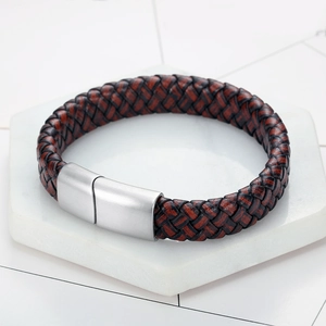 Vue détaillée d'un bracelet en cuir tressé marron et noir avec fermoir en acier inoxydable
