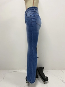 Vue détaillée du jean évasé à taille haute en denim bleu délavé montré de profil sur un mannequin