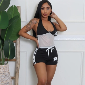 Detail von Strick und Mesh Patchwork am rückenfreien Neckholder-Top und Sportshorts