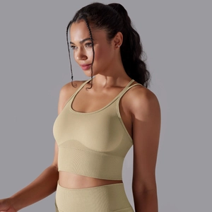 Détail de la brassière de sport sans couture kaki avec bande de maintien large