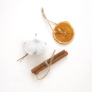 Set decorativo natalizio naturale con fette d'arancia essiccate, cotone e cannella