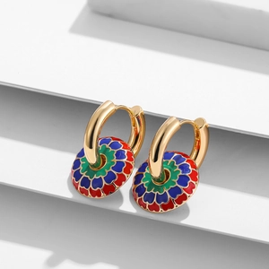 Creolen aus Titanstahl in Gold mit bunten Mandala-Anhängern im böhmischen Stil