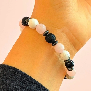 Bracciale boho con perle di cristallo rosa turchese bianco e pietra lavica per lo yoga