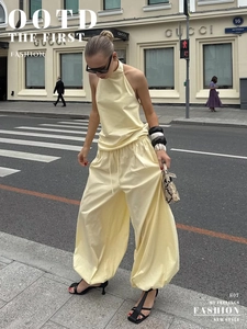 Ensemble mode jaune clair avec haut licou sans manches et pantalon bouffant large