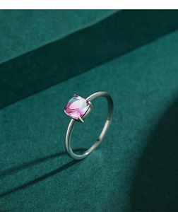 Makroaufnahme: Großer quadratischer rosa Turmalin in 925er Silberring mit Vier-Krallen-Fassung