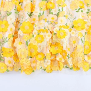 Robe col en V élégante avec broderies florales 3D jaunes sur tissu en maille transparente