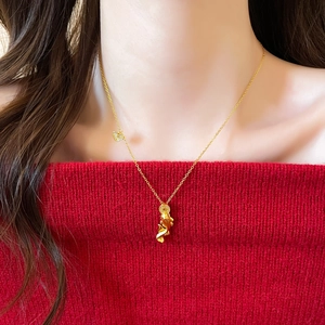 24k vergoldete Koi-Karpfen und Münz-Halskette mit Schmetterling auf rotem Pullover