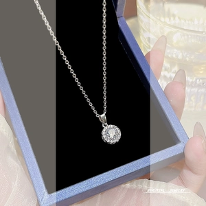 Collier avec pendentif halo en argent, cristal rond et son écrin à bijoux bleu marine