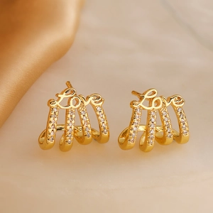Boucles d'oreilles créoles dorées avec inscription Love et zircons sur soie douce