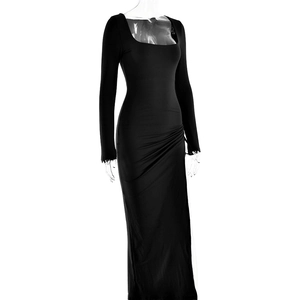 Détail de la robe longue noire à manches longues avec col carré et cordon de serrage latéral