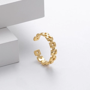 Macro detail of gold-plated S925 sterling silver ring with rectangular chain link design