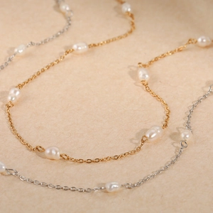 Elegant stainless steel necklace with white freshwater pearls in gold and silver finish