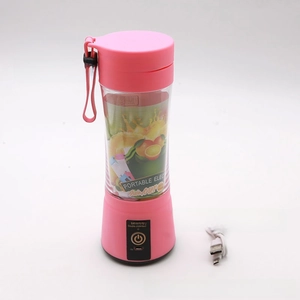 Dettaglio della porta di ricarica USB su questo mini frullatore portatile elettrico