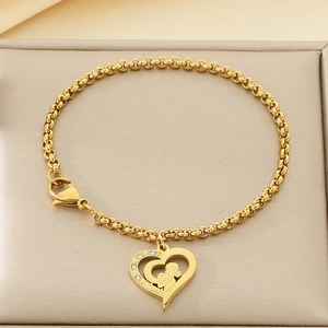 Vue macro détaillée du pendentif cœur doré en acier inoxydable avec gravure Love et zircon